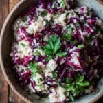 Ricetta riso e radicchio rosso servita cremosa in ciotola rustica