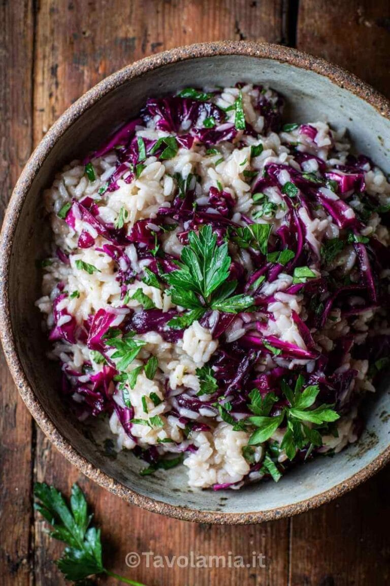 Ricetta riso e radicchio rosso servita cremosa in ciotola rustica