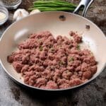Come cucinare carne macinata: carne in padella con aglio, pepe nero e rosmarino