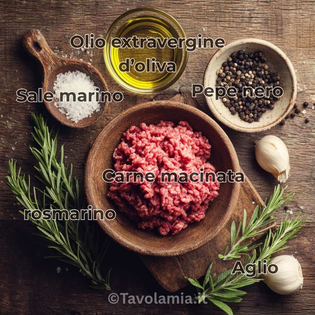 Come cucinare carne macinata: ingredienti con carne macinata fresca, olio extravergine, sale marino e pepe nero