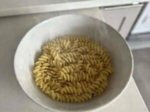Pasta corta completamente fredda e separata pronta per essere condita