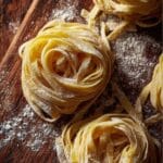 Pasta senza glutine fatta in casa su tagliere rustico con farina di riso