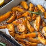 Patate dolci al forno croccanti con rosmarino, servite su teglia rustica
