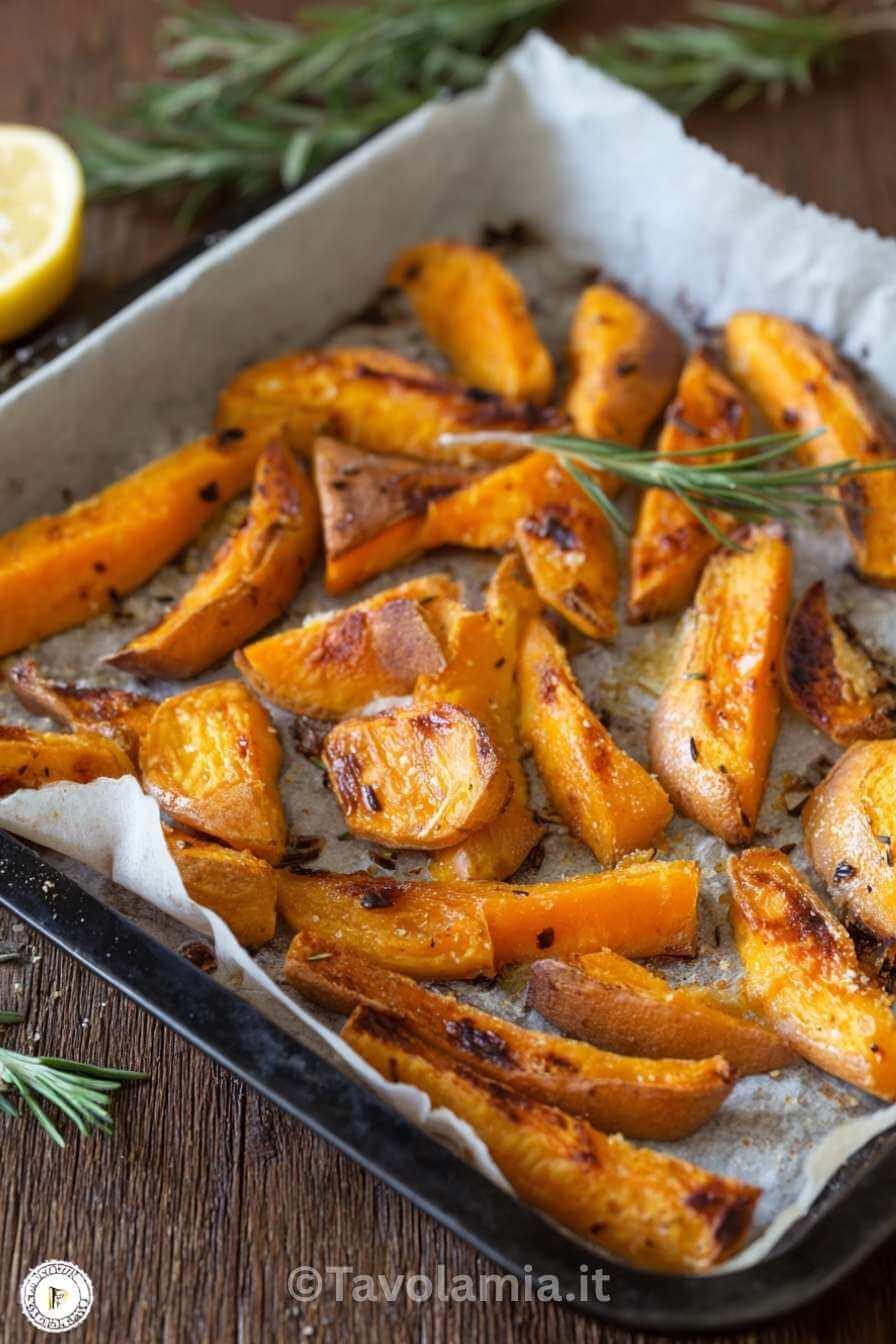 Patate dolci al forno croccanti con rosmarino, servite su teglia rustica