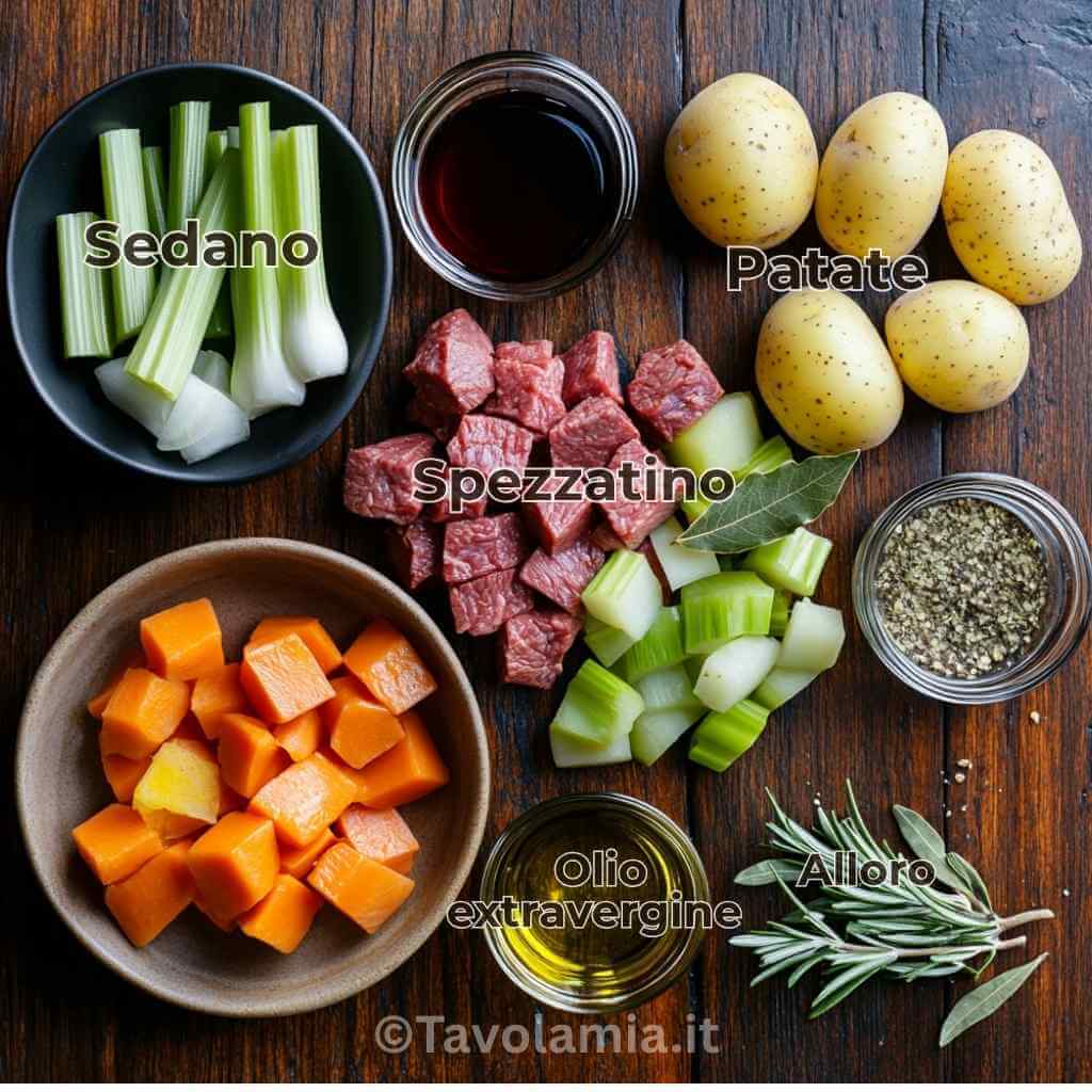 Ingredienti freschi per preparare lo spezzatino con patate su sfondo in legno scuro