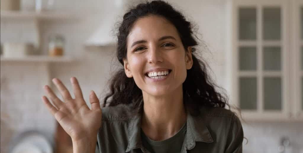 ❤︎ Chi siamo 1 Erika Da Vinci rilassata e sorridente, ritratta nella sua cucina casalinga durante una pausa dal blog.