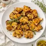 Cavolfiore al forno dorato e croccante, preparato con olio extravergine d’oliva