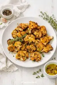 Cavolfiore al forno dorato e croccante, preparato con olio extravergine d’oliva