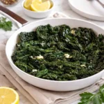 Cavolo nero in padella cotto con aglio e olio extravergine d’oliva, servito in un piatto bianco
