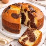 Ciambella bicolore fatta in casa, soffice con cacao e vaniglia