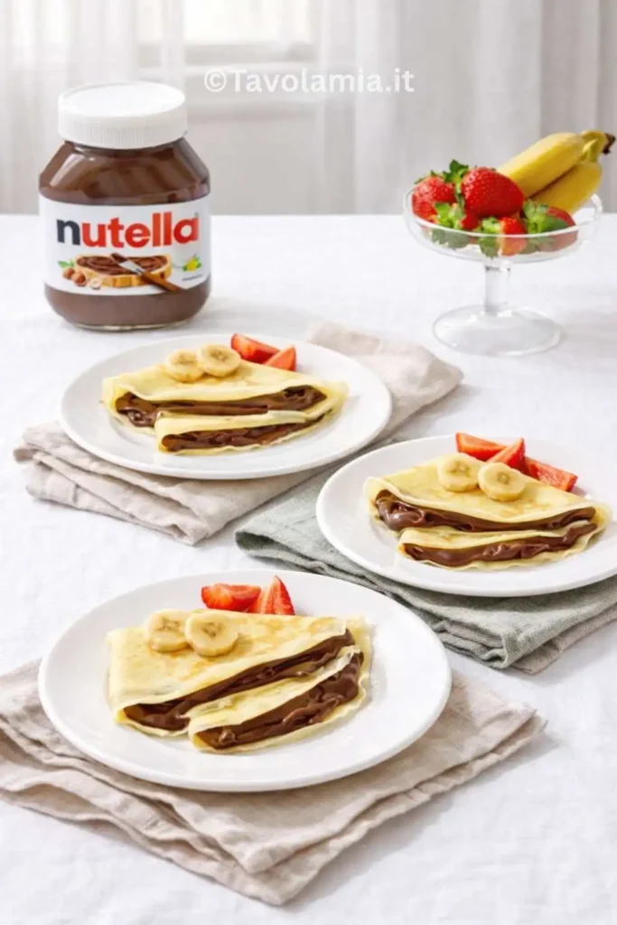 Crepes alla Nutella servite con banana e fragole