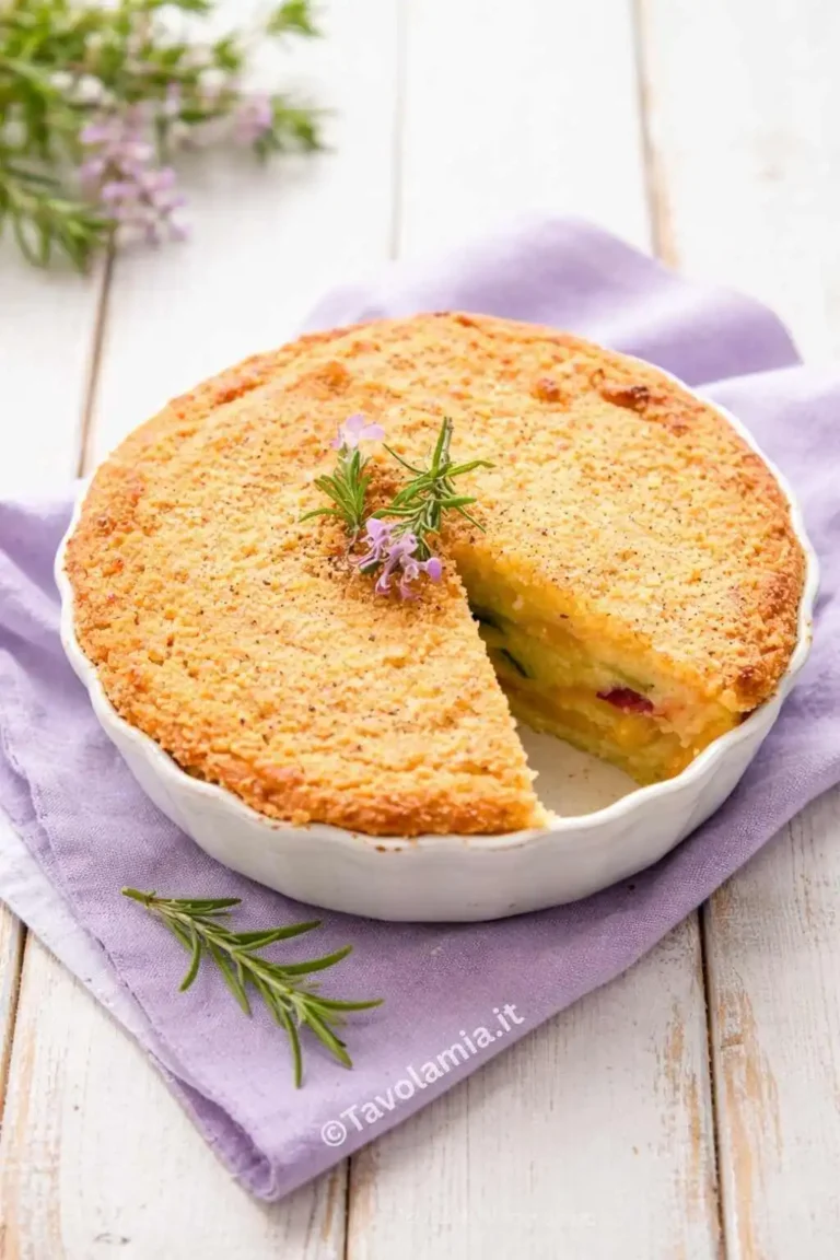 Gateau di patate cotto al forno con crosta dorata e porzione tagliata, decorato con rametti di rosmarino