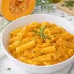Zucca fresca, pasta corta o lunga, sale, pepe e aromi per una pasta cremosa fatta in casa.