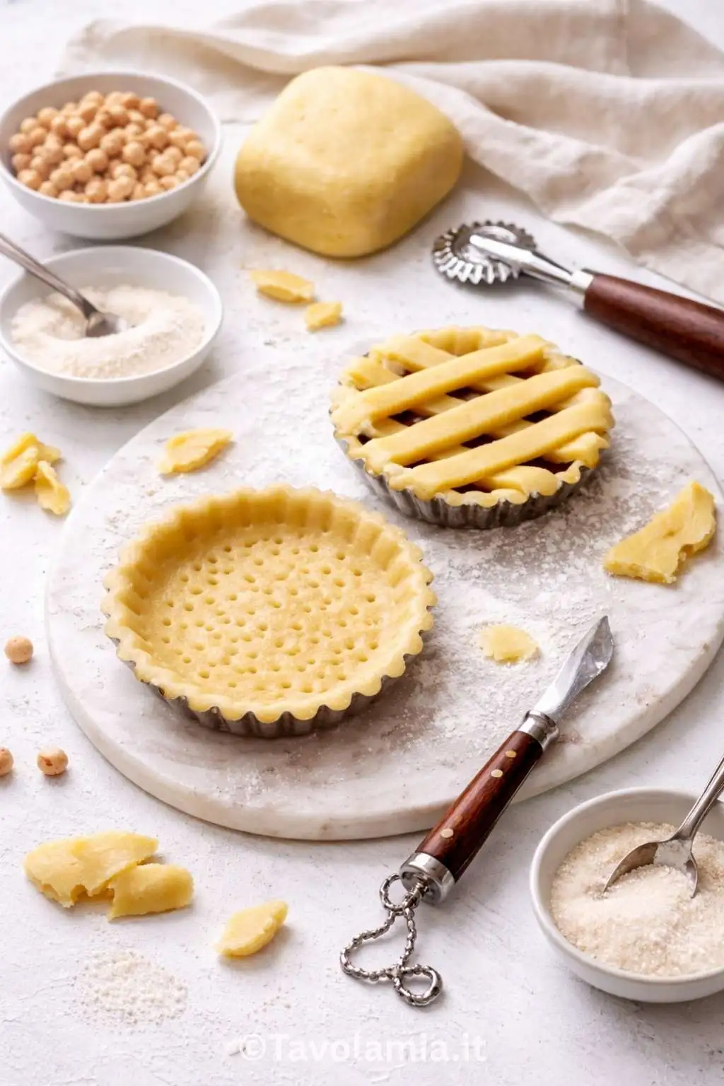 Pasta frolla per crostata fatta in casa, stesa nello stampo con griglia sopra