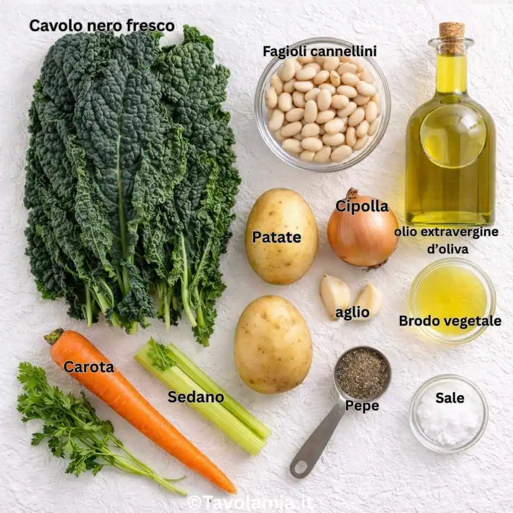 Ingredienti freschi per la zuppa di cavolo nero: cavolo nero, fagioli cannellini, patate, carota, sedano, cipolla, aglio, olio extravergine d’oliva, brodo vegetale, sale e pepe.
