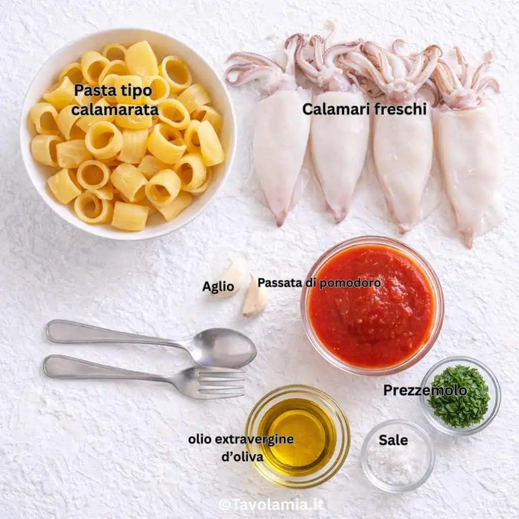 Ingredienti per la calamarata: pasta calamarata, calamari freschi, aglio, pomodoro, olio e prezzemolo