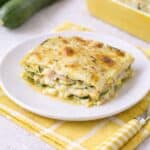 Parmigiana di zucchine fatta in casa, con strati di zucchine, mozzarella e parmigiano, appena sfornata