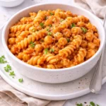 Pasta e ceci cremosa fatta in casa, servita calda con rosmarino