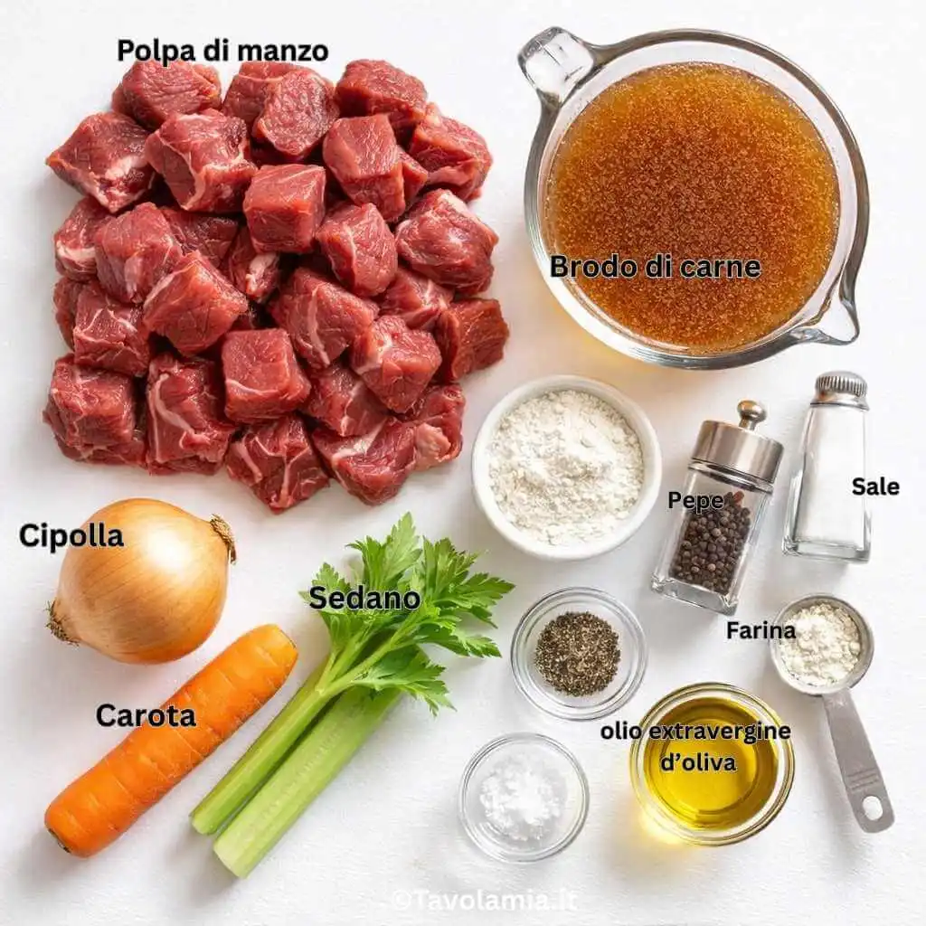 Ingredienti per lo spezzatino di manzo: polpa di manzo, brodo di carne, cipolla, carota, sedano, olio, farina, sale e pepe.