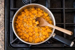 Zucca in cottura nella base del risotto