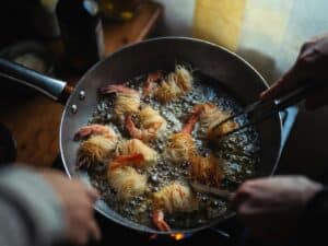 Cottura dei gamberi in pasta kataifi in padella fino a doratura
