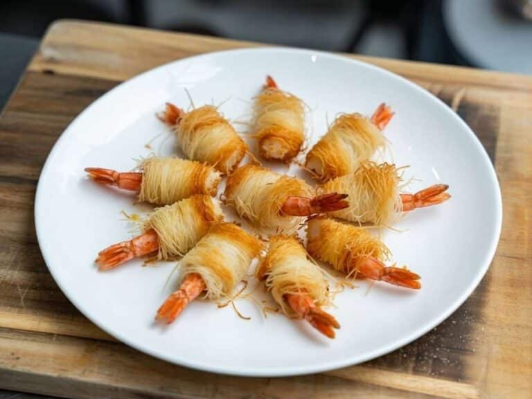 Gamberi in pasta kataifi croccanti serviti come antipasto fatto in casa