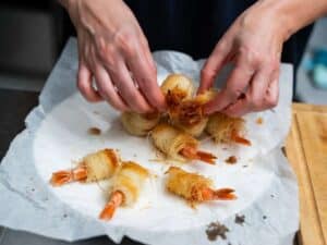 Gamberi in pasta kataifi dorati e pronti da servire