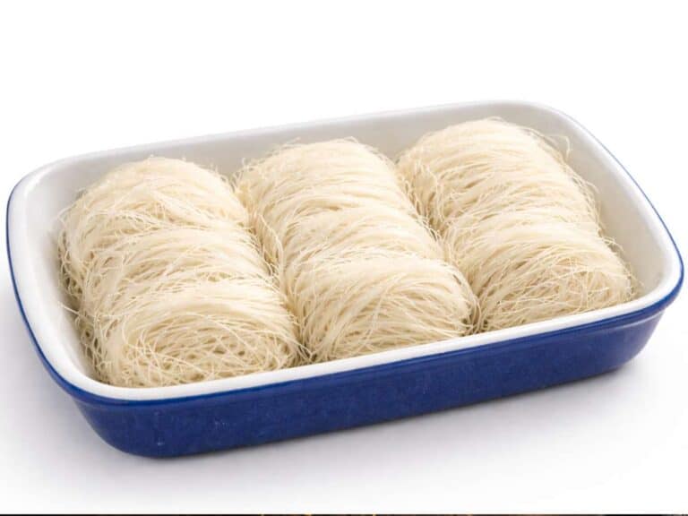 Pasta kataifi cruda in fili sottilissimi, esempio per capire kataifi o fillo