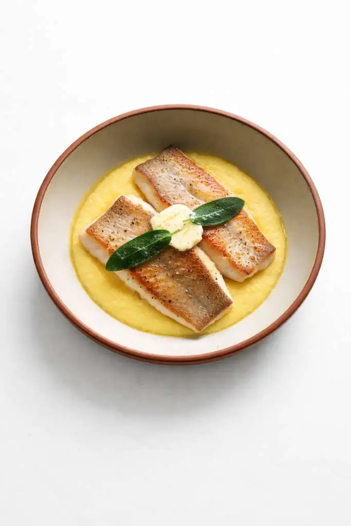 Pesce persico con polenta burro salvia piatto tipico lombardo