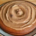 Torta furba al caffè decorata con una glassa leggera fatta in casa