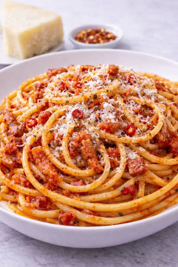 Pasta all’amatriciana tradizionale preparata con bucatini, guanciale croccante, pomodori pelati e pecorino romano. Una delle ricette classiche della cucina laziale pronta in circa 30 minuti.