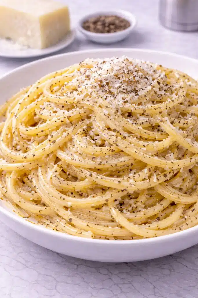 Pasta cacio e pepe cremosa con pecorino romano e pepe nero