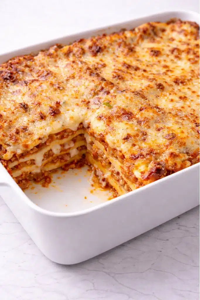 Lasagna ricetta tradizionale italiana con ragù besciamella e parmigiano