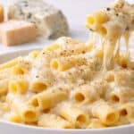 Pasta ai quattro formaggi cremosa con rigatoni e salsa di gorgonzola fontina taleggio e Parmigiano Reggiano