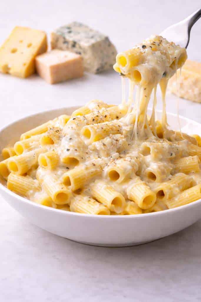 Rigatoni pasta ai quattro formaggi con salsa cremosa di gorgonzola fontina taleggio e parmigiano