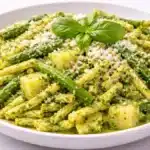 Pasta al pesto genovese con trofie patate fagiolini e basilico fresco