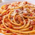 Pasta all’Amatriciana con bucatini guanciale croccante pomodoro e pecorino romano