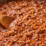 Ragù alla bolognese tradizionale in pentola con carne macinata soffritto e pomodoro