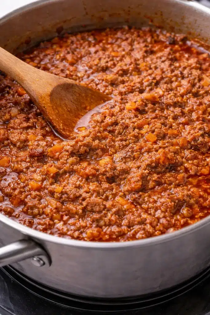 Ragù alla bolognese tradizionale che cuoce lentamente in casseruola