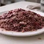Risotto al radicchio cremoso con riso Carnaroli e radicchio rosso di Treviso su piatto bianco