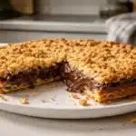 Sbriciolata alla Nutella fatta in casa con ripieno cremoso e crosta croccante