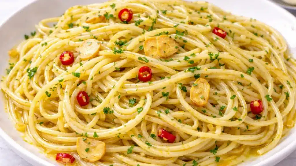 Spaghetti aglio olio e peperoncino con aglio dorato olio extravergine e peperoncino rosso