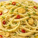 Spaghetti aglio olio e peperoncino con aglio dorato olio extravergine e peperoncino rosso
