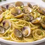 Spaghetti alle vongole veraci in bianco con aglio olio extravergine e prezzemolo